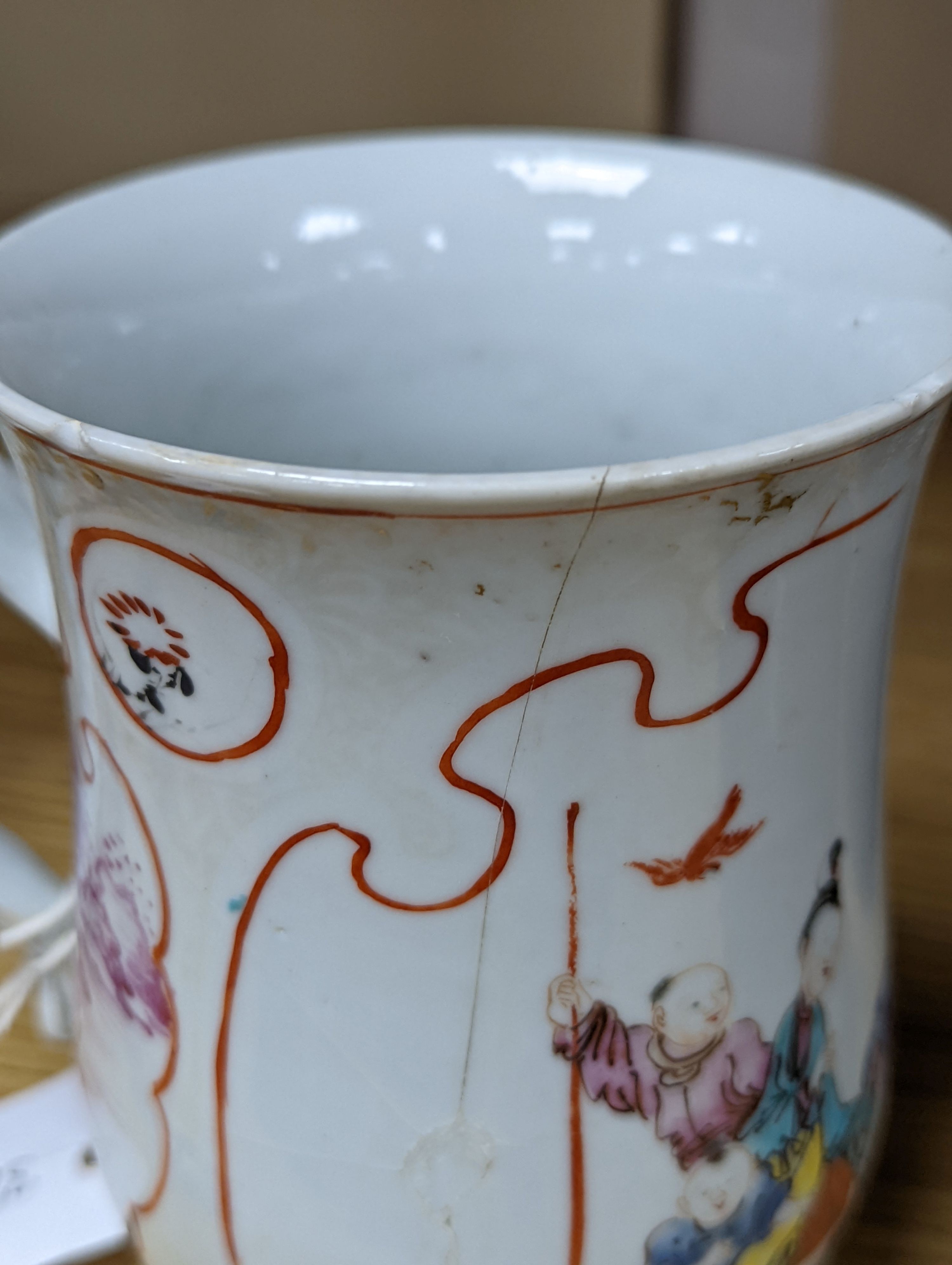 An 18th century Chinese export famille rose mug , 14cm